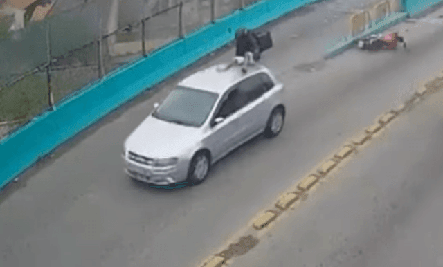 Imagem da noticia RJ: Motoqueiro vai parar sentado em cima do teto de carro após acidente