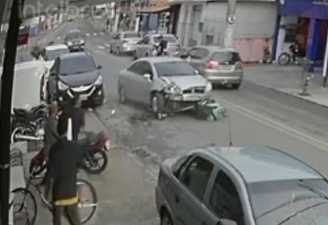 Vídeo: motorista atropela ciclista e foge arrastando a vítima no ES