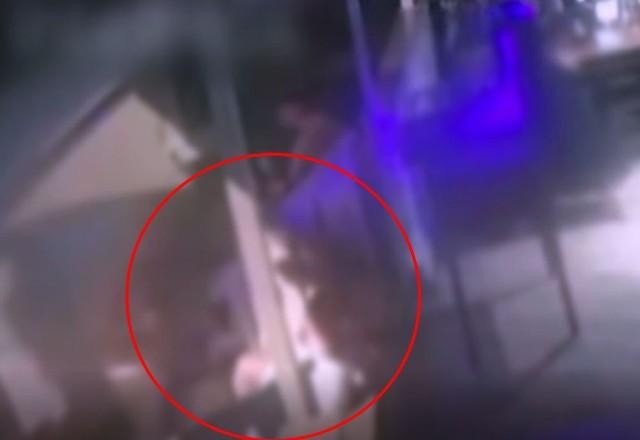 Vídeo: mulher é espancada por desconhecido em restaurante no litoral de SP