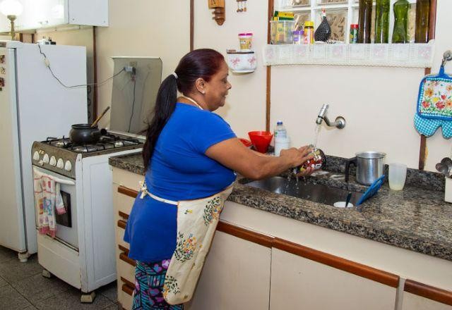 Imagem da noticia Mulheres dedicam quase 10 horas semanais a mais do que homens em tarefas domésticas