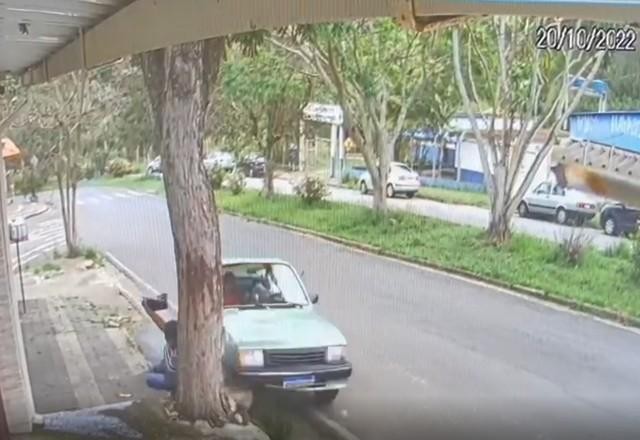 Imagem da noticia Vídeo impressionante mostra mulher escapando por pouco de atropelamento