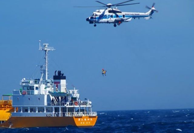 Mulher é resgatada a 80 km da costa do Japão, após 36 horas à deriva no mar