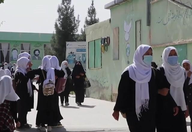 Imagem da noticia Afegãs protestam após Talibã proibir que frequentem as universidades