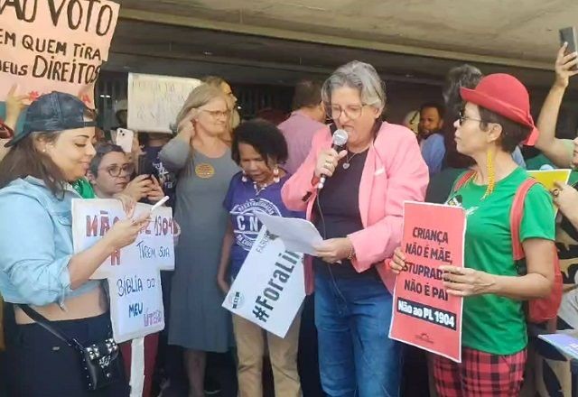 Imagem da noticia Mulheres protestam em frente à Câmara dos Deputados contra projeto que equipara aborto a homicídio 