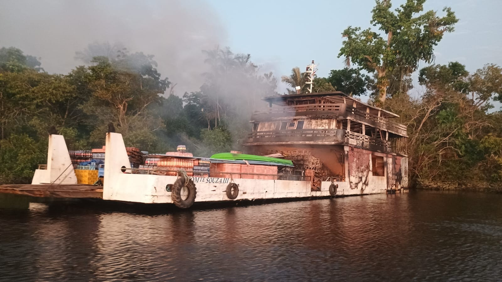 Imagem da noticia Sobe para três o número de mortes confirmadas no incêndio em barco no Rio Negro, em Manaus