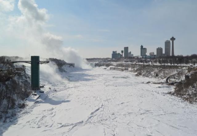 Imagem da noticia Tempestade de neve nos EUA causa quedas de energia e adia voos