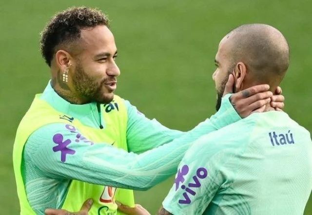 Daniel Alves irá recorrer a pai de Neymar para pagar fiança e obter liberdade, diz jornal