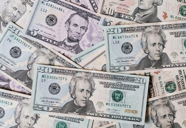 Imagem da noticia Dólar fecha em R$ 5,46 e encerra semana movimentada em queda de 2,27%