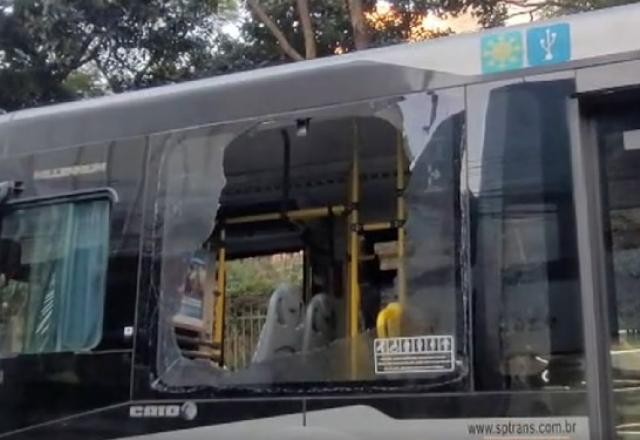 Imagem da noticia Usuários de droga atacam ao menos seis ônibus na cracolândia, em São Paulo