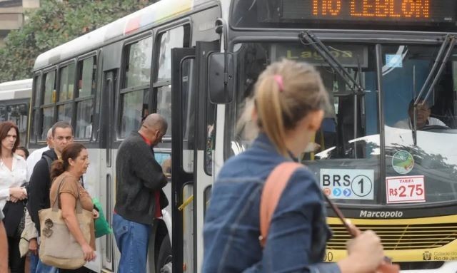 Ônibus é única alternativa de locomoção a 52,7% dos que usam transporte público, diz CNT