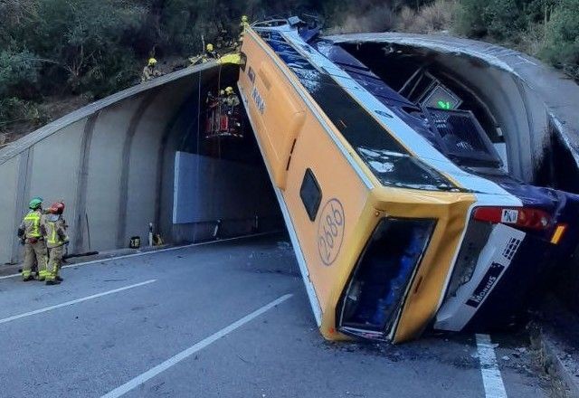 Acidente deixa ônibus na vertical e fere mais de 40 pessoas em Barcelona