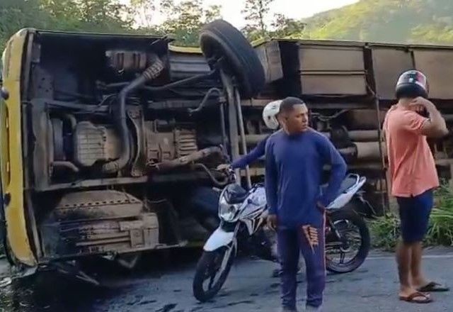 Imagem da noticia Acidente com ônibus escolar deixa dois estudantes mortos e vários feridos na Paraíba