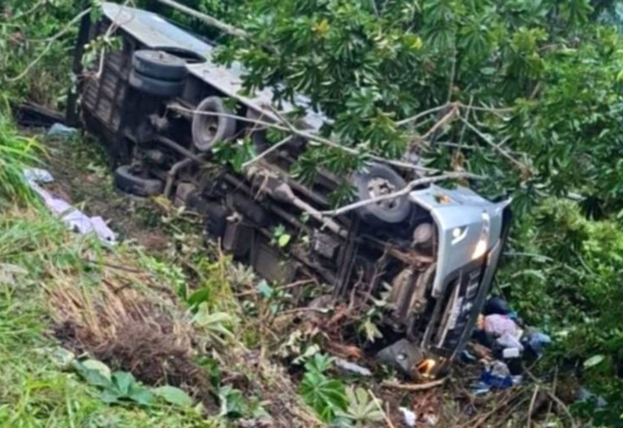 Imagem da noticia 4 passageiros morrem após ônibus cair em ribanceira na Bahia