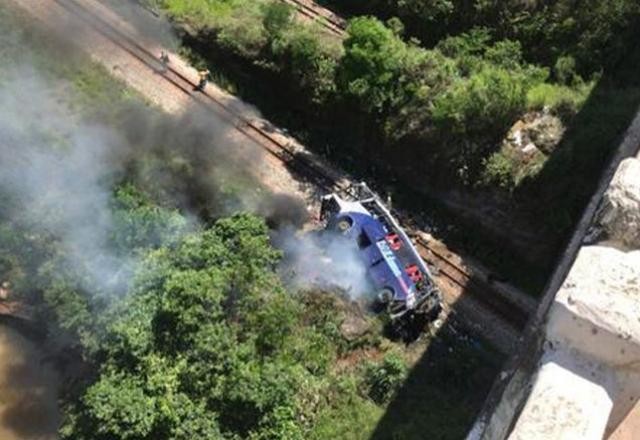 Imagem da noticia Ônibus cai de viaduto em Minas Gerais e deixa 16 mortos