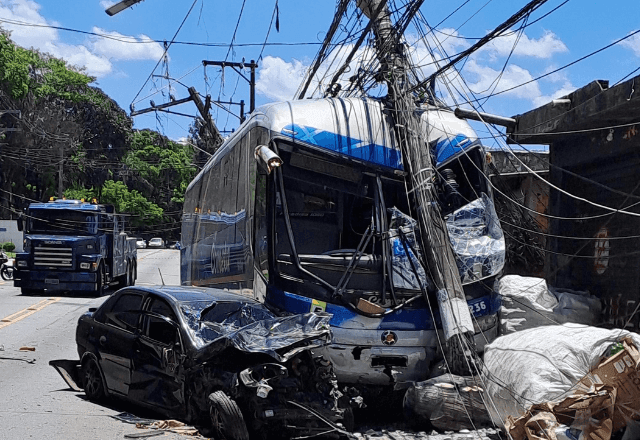 Imagem da noticia Em SP, motorista passa mal e ônibus desgovernado colide com 6 carros e 2 postes