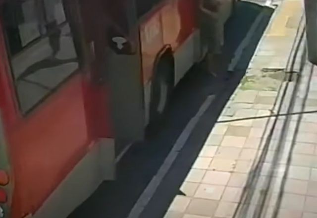 Imagem da noticia Motorista acelera ônibus antes de desembarque e atropela idosa em Porto Alegre