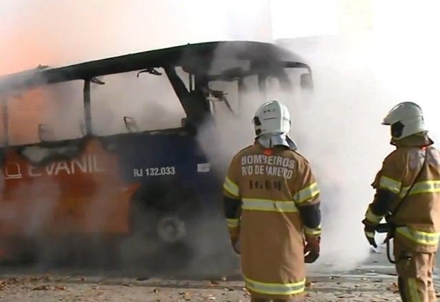 Imagem da noticia Ônibus pega fogo no centro do RJ e passageiros escapam