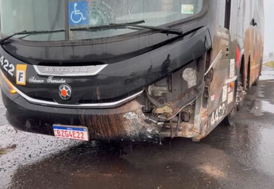 Ônibus da equipe de Latino sofre acidente em rodovia no interior de SP