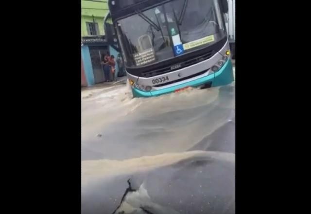 Vídeo: asfalto cede e ônibus fica preso em cratera em Osasco (SP)