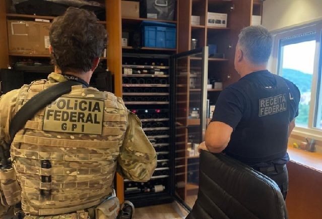 Imagem da noticia Servidores da Receita Federal são presos por venda de produtos apreendidos em fiscalizações