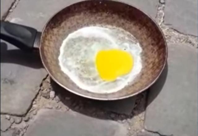 Calorão: homem frita ovo no meio da rua no Rio Grande do Sul