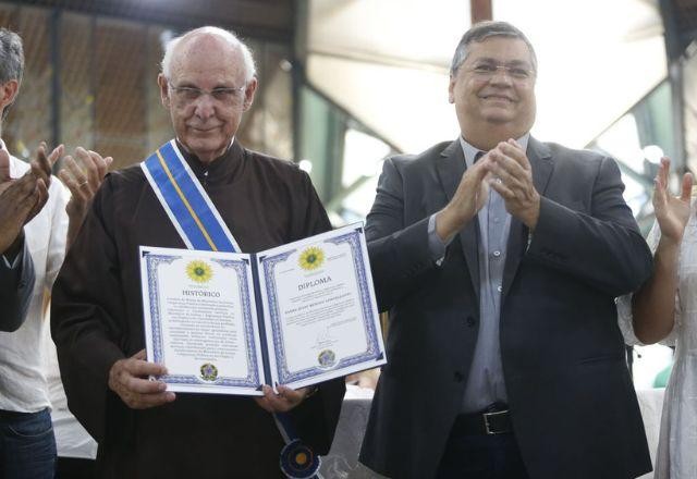 Imagem da noticia Padre Julio Lancellotti recebe condecoração de Lula