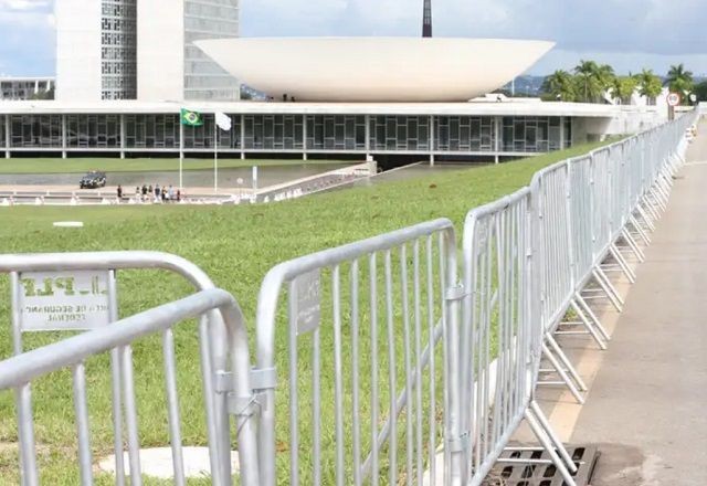 Retirada das grades de proteção que cercam Palácio do Congresso começa nesta terça-feira