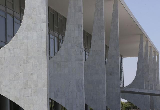 Imagem da noticia Planalto dá sinal verde para PEC que barra militares na política
