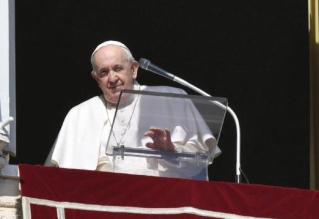 Imagem da noticia Papa Francisco reza por paz e pede fim de ataques na Ucrânia