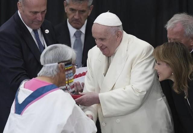 Imagem da noticia Papa se encontra com sobreviventes e faz último pedido de desculpas no Canadá
