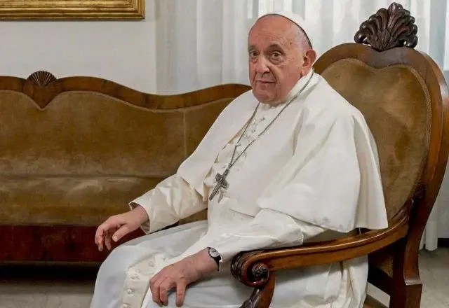 Imagem da noticia Saúde de Papa é "estável em um quadro complexo", diz Vaticano