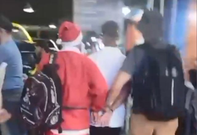 Imagem da noticia Vídeo: policial disfarçado de Papai Noel prende foragido em rodoviária de Porto Alegre