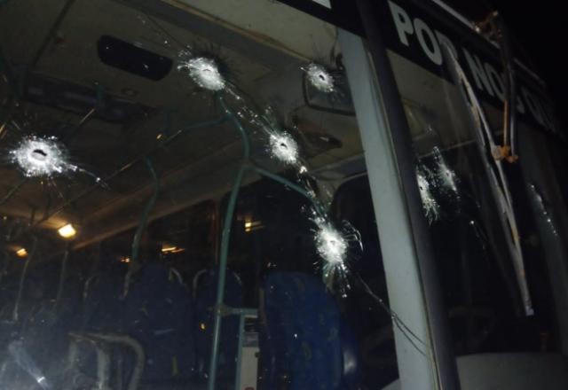 Criminosos atiram nove vezes contra ônibus escolar em Natal