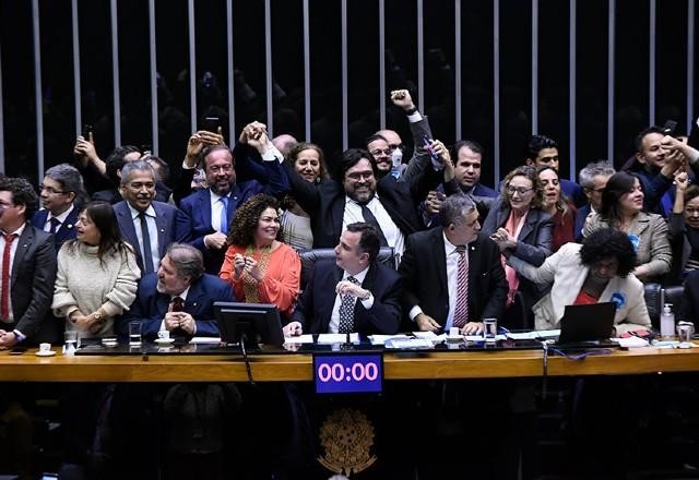 Imagem da noticia Congresso derruba vetos de Bolsonaro às leis Aldir Blanc e Paulo Gustavo