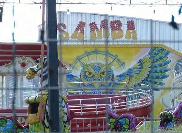 Casal tem braço prensado em brinquedo de parque de diversões em SP