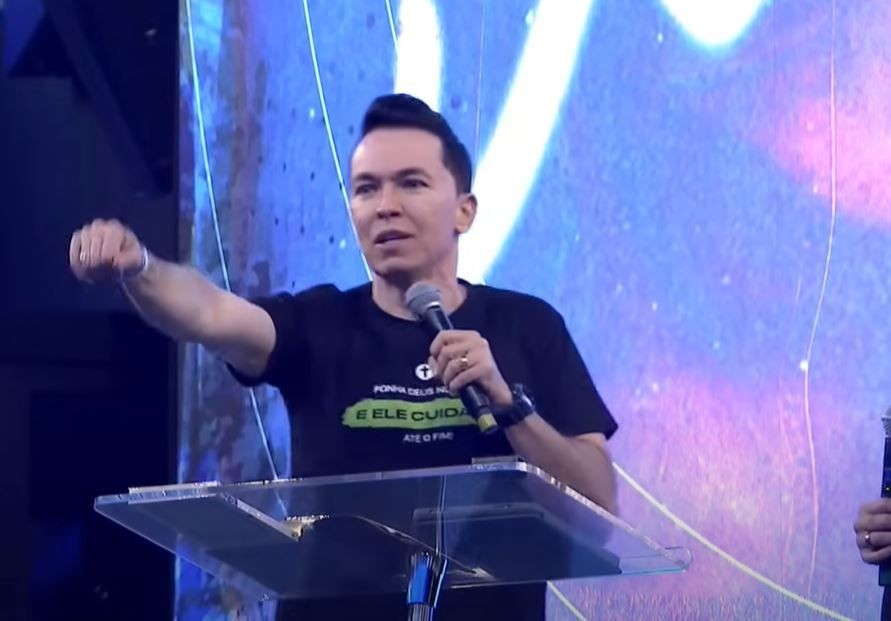 Imagem da noticia Pastor gera polêmica ao falar que beijou boca da filha: "eu já beijei"