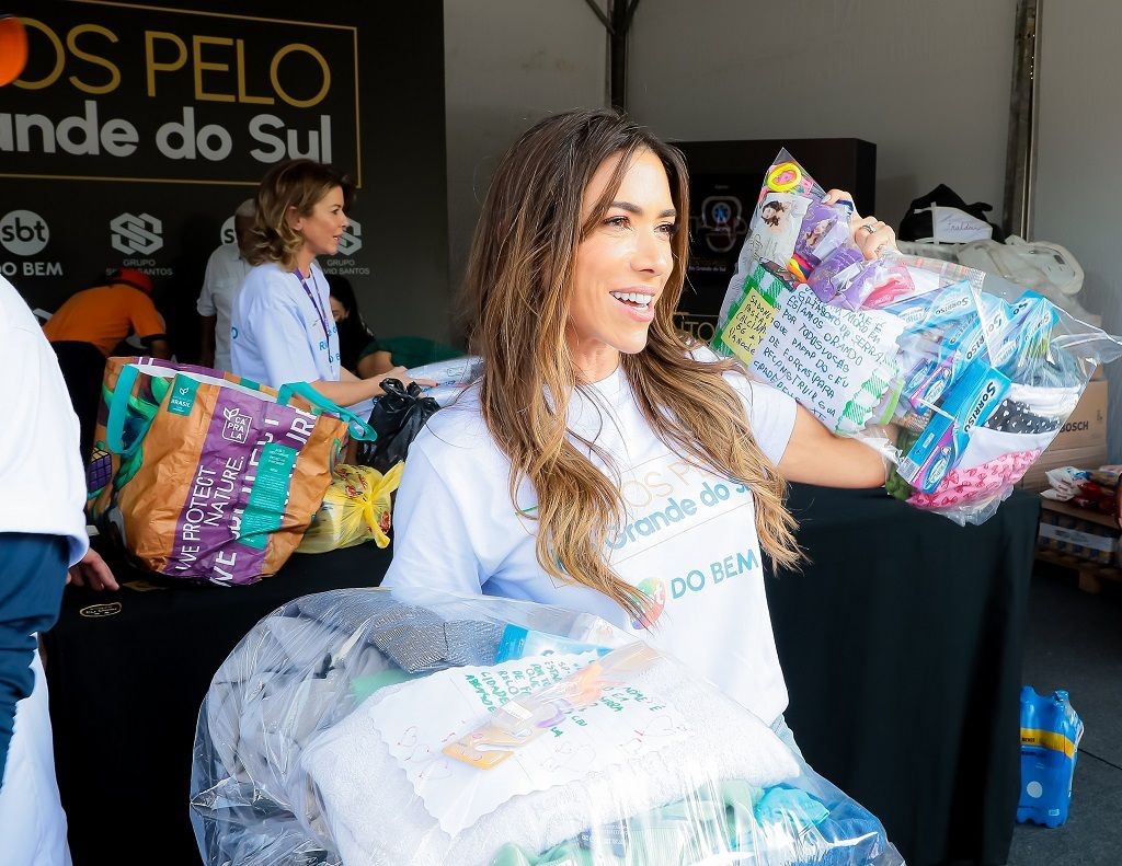 Imagem da noticia Elenco do SBT recebe pessoalmente doações para o Rio Grande do Sul