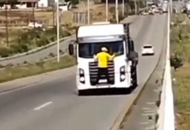 Imagem da noticia "Estava certo que iria morrer", diz homem conhecido como "patriota do caminhão"