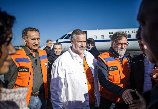 Imagem da noticia Lula conversa com Leite e coloca governo à disposição de gaúchos