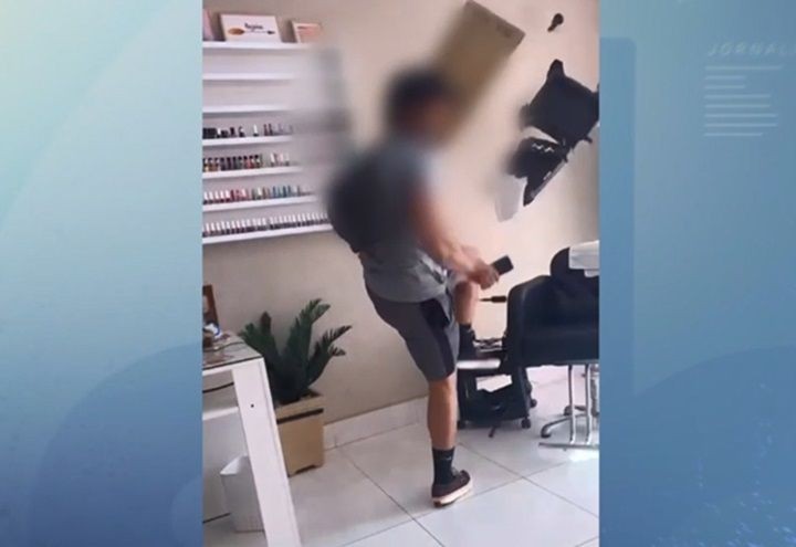 Flagra: Personal trainer destrói salão de beleza após suposta dívida de ex-aluna