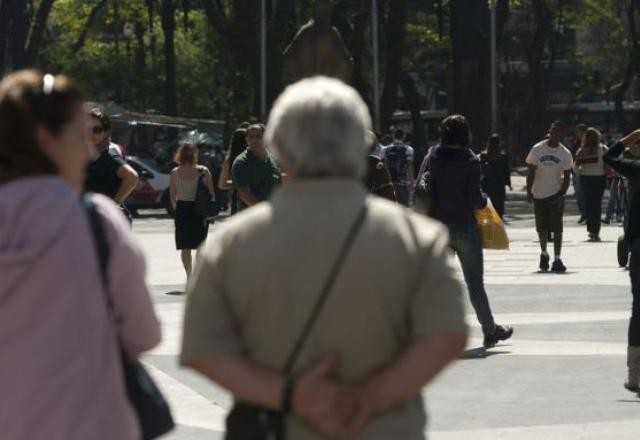 Projeto de lei quer que o crime de etarismo seja aplicado para qualquer idade