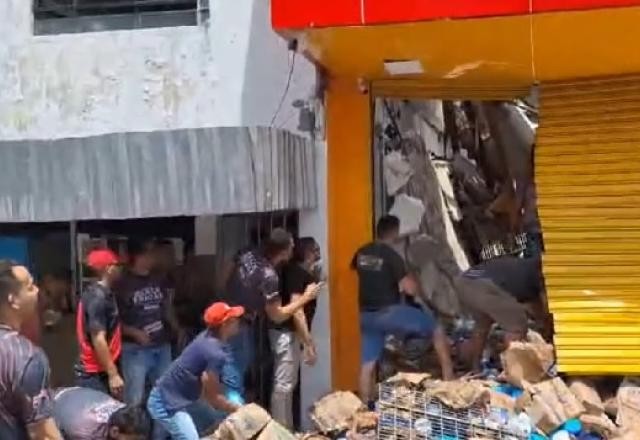 Imagem da noticia Sete pessoas ficam soterradas após teto de supermercado desabar em Pernambuco