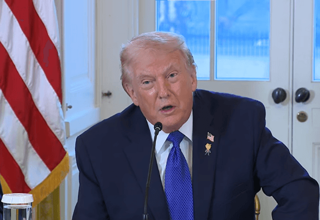 Imagem da noticia Trump pede aos iranianos que continuem protestando e diz que "a ajuda está a caminho"