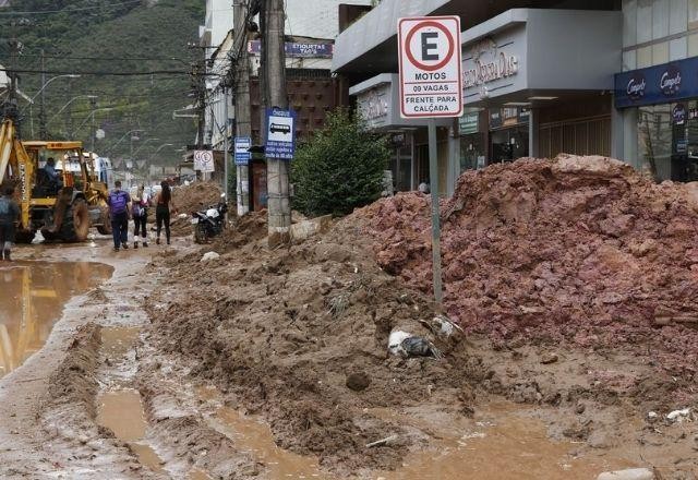 Petrópolis anuncia aluguel social de R$ 1 mil para desabrigados