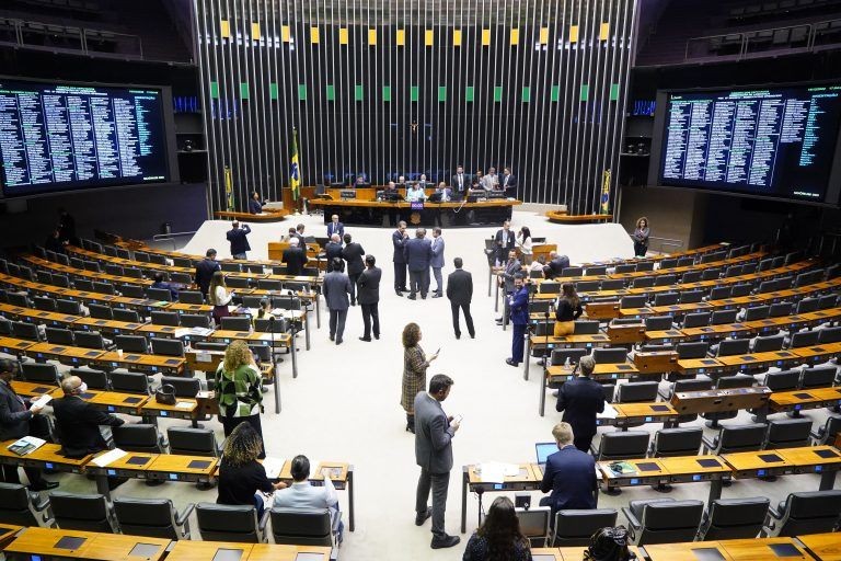 Câmara aprova penduricalhos que aumentam entre 40% e 100% salários de servidores do Legislativo
