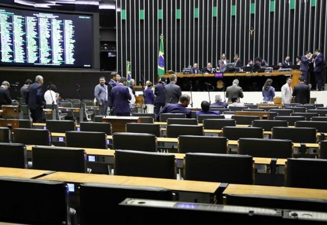 Imagem da noticia Deputados custaram R$ 5,1 milhões em semana esvaziada na Câmara