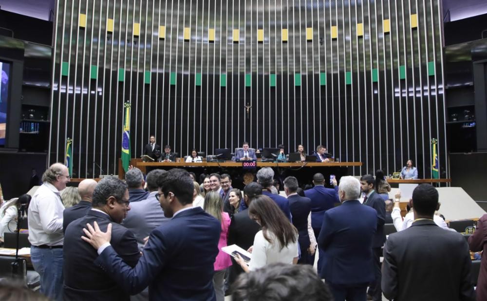 Imagem da noticia Câmara aprova projeto que pune invasores de terras com suspensão de benefícios sociais