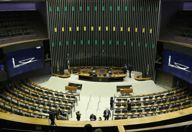 Imagem da noticia SBT News na TV: Câmara aprova taxação de 20% em valores até US$ 50