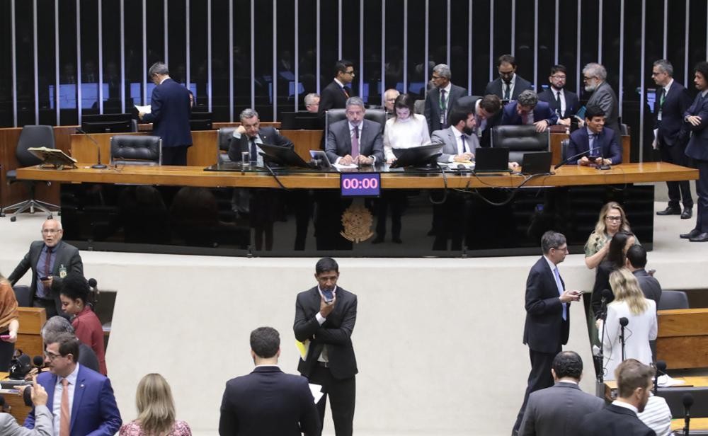 Imagem da noticia Câmara avalia regras da reforma tributária com jogos de azar e refrigerantes no "imposto do pecado"