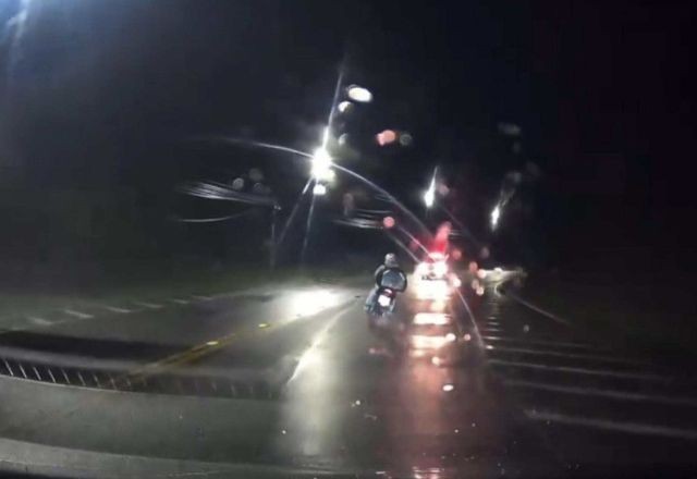 Imagem da noticia Vídeo: viatura da PM invade contramão, bate e mata motociclista em Minas Gerais